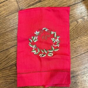 Red Embroidered Holiday Wreath Linen/Cotton DecorativeTowel